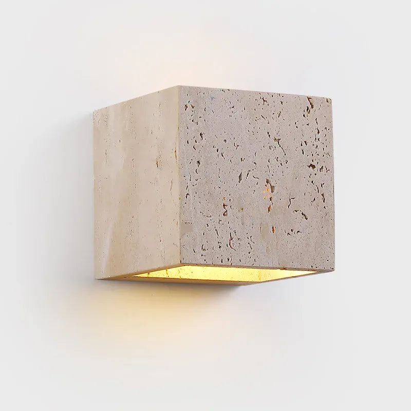 Travertia carrée allumée, lumière chaude vers le bas