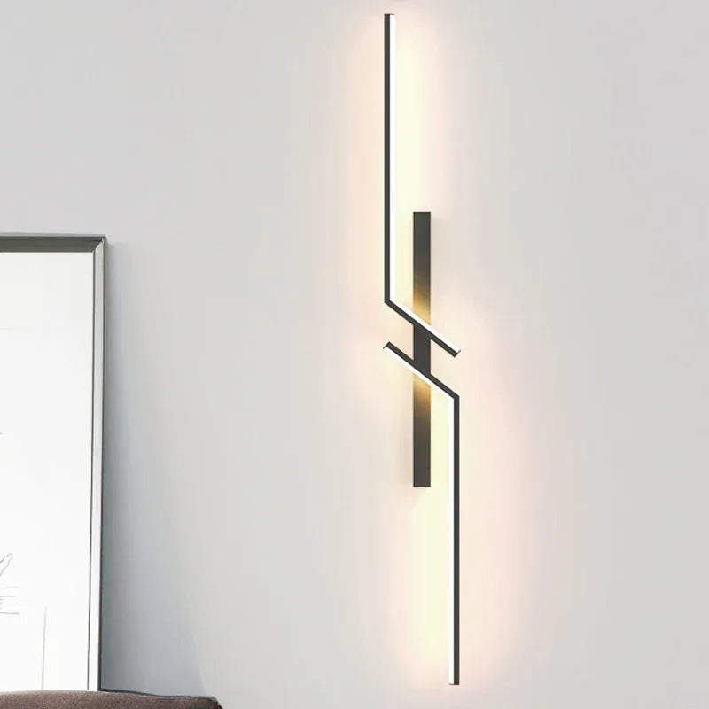 Strio noire, ligne lumineuse brisée sur mur clair